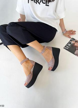 Босоніжки замша на танкетці