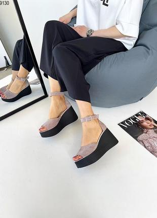 Босоніжки замша на танкетці