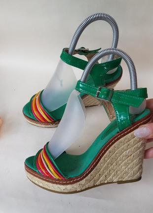Зеленые текстильные красочные босоножки плетеная танкетка the divine factory