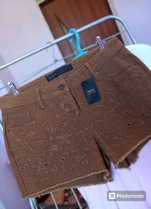 Фирменные плотные  джинсовые джинсы с перфорацией прошва