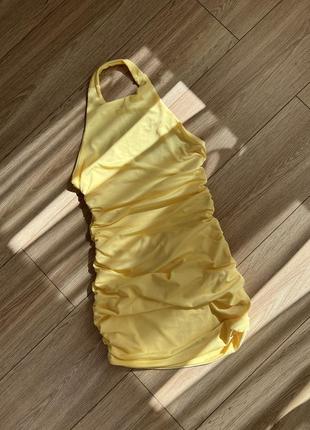 Шикарное бесшовное платье нежно желтого цвета