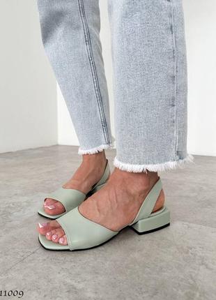 Мятные кожаные босоножки