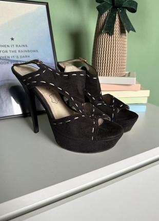 Босоножки кожаные на шпильке