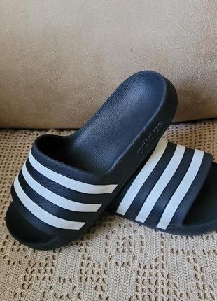 Оригінальні шльопанці adidas,розмір 34.