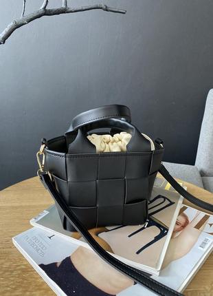 Чорна сумочка бочонок з мішечком 4