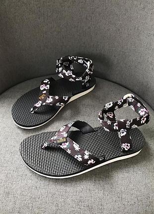 Босоніжки teva