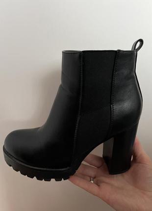 Взуття жіноче