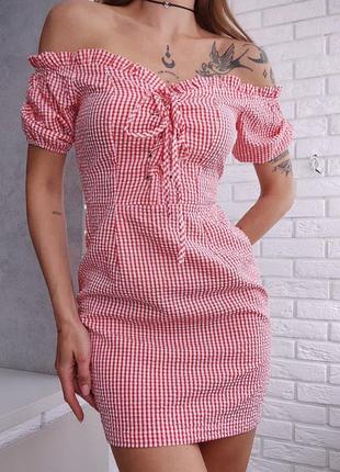 Платье летнее в клетку с открытыми плечами, рюши завязки шнуровка