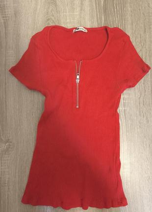 Червона футболка