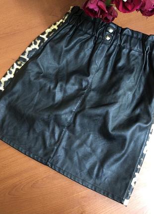 Мини юбка из эко кожи с анималистическим принтом по бокам