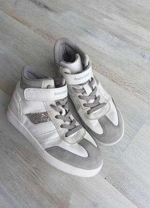 Стильні трендові кросівки