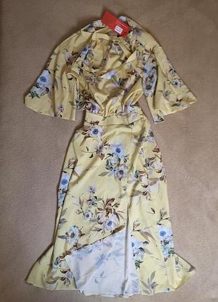 Красивое платье разрезом на шее бант