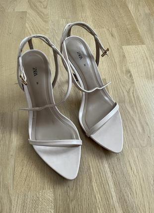 Босоножки бежевые zara