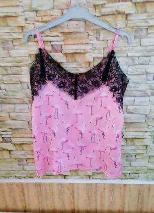 Легка шовкова майка з яскравим принтом рожевих фламінго та мережива