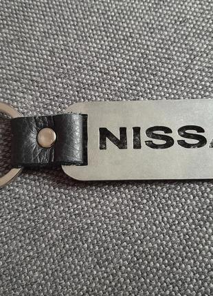 Металлический брелок nissan