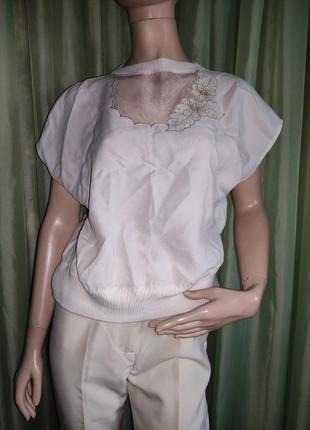Блузка молочного цвета, украшена вышивкой, полиэстер