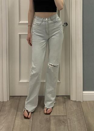 Джинси прямого крою блакитного кольору з розрізом pull&bear
