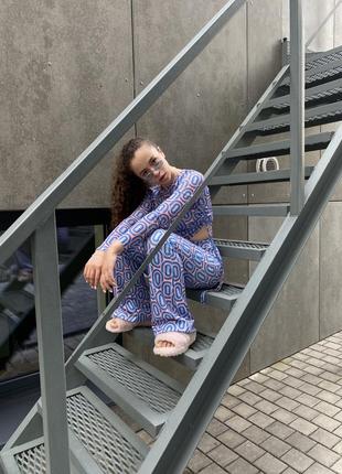 Яскравий літній костюм брюками рожевий голубий трендовий в стилі 90х кльош