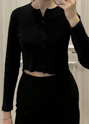 Укороченный топ черного цвета с длинной рукавами и застежкой на пуговицах h&amp;m