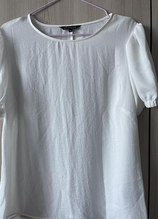 Тоненькая блузка молочного цвета