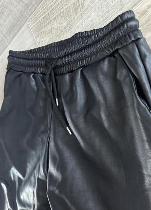 Утепленные джоггеры из эко кожи