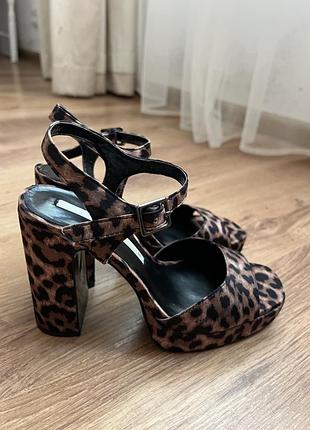 Сандалии zara
