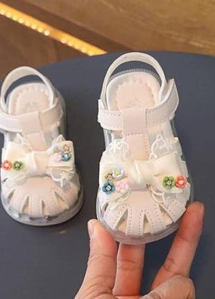 Милые босоножки для девочки