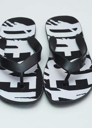 Шльопанці diesel (італія), чорно-білого кольору.