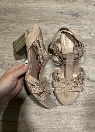 Нарядні босоніжки на каблуках зі стразами street shoes