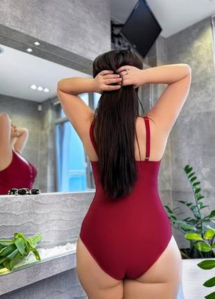 Бордовый классический сплошной купальник для пышных женщин с v-образным декольте и акцентом на груди4 фото