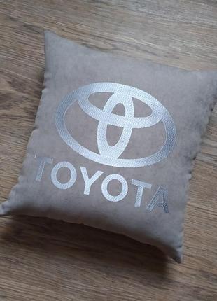 Авто подушка c вышивкой логотипа марки тойота toyota серый подарок автомобилисту 00183