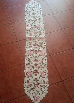 Дорожка на стол вся прошитая.новая