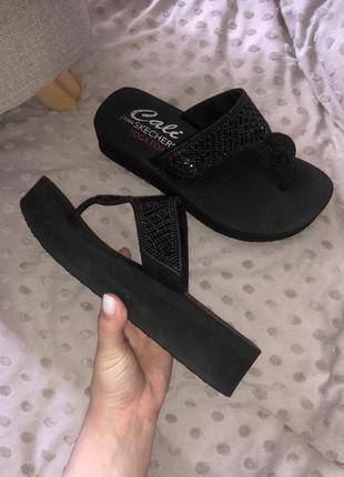 Cali yoga skechers оригинал босоножки вьетнамки вьетнамки на танкетке оригінал в’ятнамки на танкетці босоніжки в’єтнамки