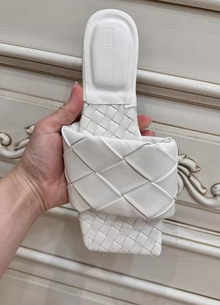 Шлепки в стиле bottega vneta
