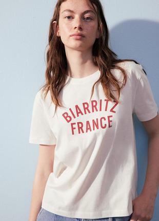S/l h&m пряма футболка із щільного бавовняного трикотажу біла з написом biarritz