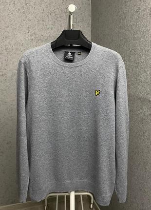 Сірий светр від бренда lyle&scott