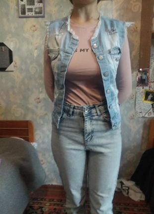 Жилет джинсовий, джинси жіночі