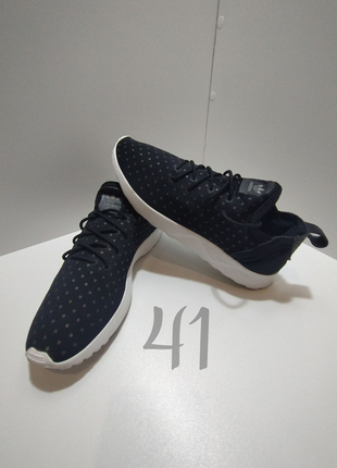 Чорно-білі кросівки в крапочку adidas