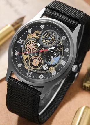 Стильные часы.