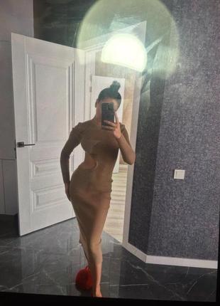 Платье в рубчик бежевое с красивым вырезом