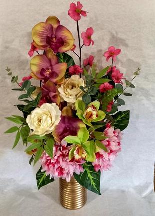 Композиция из искусственных цветов