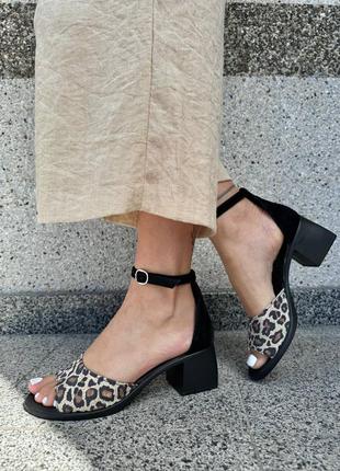 Зручні шкіряні босоніжки на низькому каблуку на вихід із леопардовою вставкою