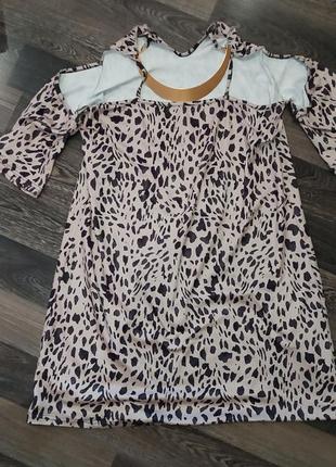 Красивое мини платье мини с декором надписью колье в принт