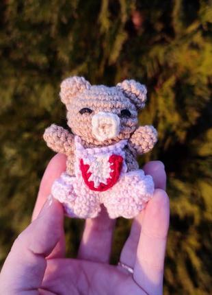 Вязаная игрушка амигуруми мишка в штанишках мягкая игрушка хендмейд