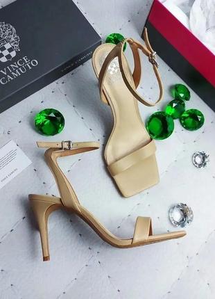 Vince camuto оригінал бежеві шкіряні босоніжки на шпильці