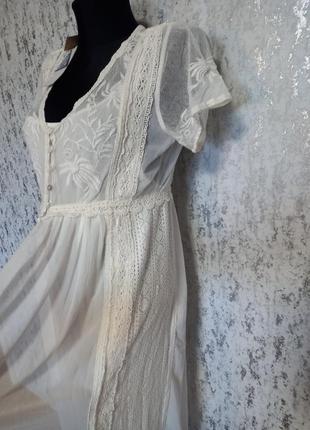 Платье с кружевом