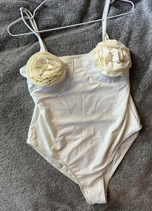 Білий суцільний купальник з розами. розмір м
