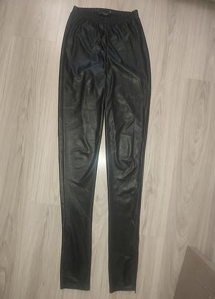 Эффектные кожаные брюки с разрезами в низу