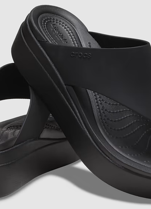 Crocs кроксы шлепки на платформе вьетнамки на танкетке brooklyn studded flip low wedge sandals black