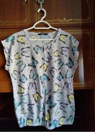 Гарна  блуза,футболка у метеликах на розмір 44 - 46-48.